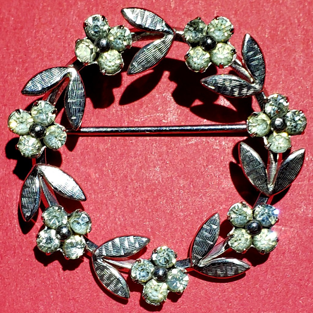 Vintage Silver Tone Flower Wreath Pin 29$